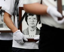 "탁치니 억하고" 한줌 재로 뿌려진 아들…아버지는 허공에 오열했다[뉴스속오늘]