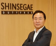 "여행소매업 넘어 수출산업으로...면세점 보는 시각 넓혀야"