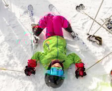 눈길 슬라이딩 즐기다 '꽈당'…넘어진 어린이 키 덜큰다고?