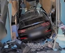 [더영상] "지각 덕에 살아" 상가 돌진한 자동차…슬릭백 추던 소방관 '꽈당'