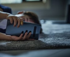 누워서 폰 보는 어른도 위험…머리 한쪽 '갸우뚱', 우리 아이가 이 병?