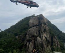 여성 업고…'40도 급경사' 북한산 100m 올랐다[인류애 충전소]