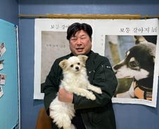 '3억원어치' 사료 보내…버려진 개 4000마리 먹였다