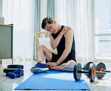 운동 후 '콜라색 소변' 봤다면?…근육 녹는 '이 병'