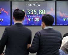 대형주 '깜짝 실적'에도 코스피 겨우 반등..발목잡은 이차전지