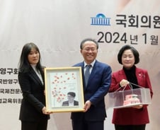 "반영구화장 합법화 왜 더딘가?" 복지부 담당팀장의 답변은…