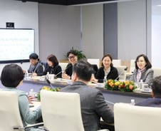 "주 30시간 일해도 월급 그대로?"…여가부 장관이 찾아간 이 회사