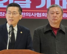 [속보] 의협 "정부, 의대 정원 일방적 늘리면 집행부 사퇴, 비대위 구성"