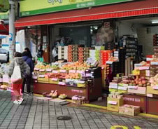 사과·바나나 제일 비싼 한국…"과일가게 한 곳 생존" 사장님 한숨[르포]