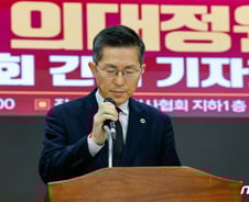 "회장직 물러나겠다" 이필수 의협회장 사퇴…임기 한 달여 앞둔 시점