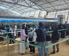 "할머니랑 일본 가요" 공항 '바글바글'…설 연휴 97만명 해외로[르포]