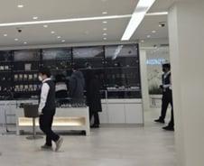 "돈 아끼자" 중고 명품백 사러 온 예비부부들…불경기에 매출 뛴 이곳[르포]