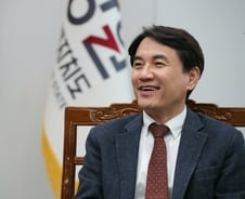 김진태 강원지사 "지자체 첫 '수소 해트트릭'...원주엔 삼성 반도체 교육센터"