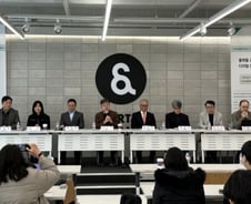 [광화문] 플랫폼법, 이쯤에서 접는 게 옳다