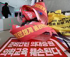 강경한 정부에 의사들 "전술 짜자" 멈칫…전공의들도 파업 결의 못해