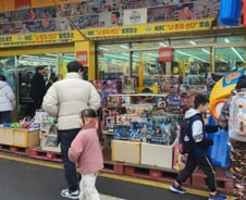 [르포] '티니핑' 들고 신난 발걸음…세뱃돈 받은 꼬마손님에 완구거리 북적