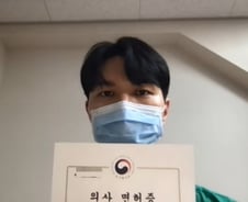 얼굴 공개 대학병원 인턴 '공개 사직'…"의사에 대한 적개심 가득해"