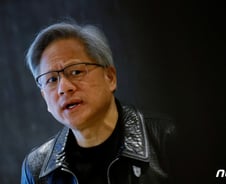 'AI 대장' 엔비디아, 구글 앞질러 시총 3위…몸값 '2437조원' [뉴욕마감]