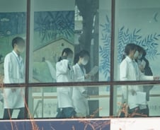 뒷짐 진 선배, 총대 멘 후배…'주춤주춤 의협'에 갈라진 의사집단