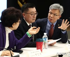 "1선 무너지면 2선, 3선 나서달라" 회원 다독인 의협, 긴급회의 중