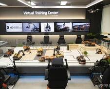 [르포]'RC카 덕후' 놀이터에서 면허 연습..HD현대가 꿈꾸는 건설현장