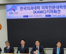 [속보] 40개 의대학장들 "집단휴학 말리고 싶은 마음 굴뚝" 입장 표명