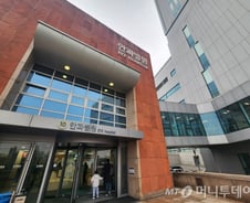 세브란스 안과 일반진료 중단…대기석 꽉 채운 환자들은 '불안'