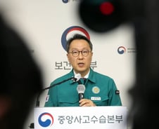 전공의 절반 사직 '의료공백'…"전문의 보상" 봉합 나선 정부