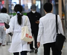 "폐암 4기 수술 대상 아냐…감성팔이 넘어가지 말아야" 의대 교수 항변