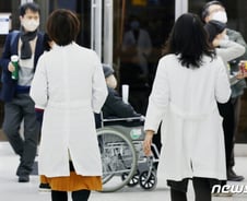 전문의 연봉 4년 새 '2억→4억' 된 이유…"의사가 부족하니까"