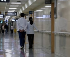 사직 후 해외여행 가려면 전공의 당황…"군대 안갔다고 출국금지" 반발