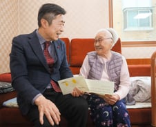 장수 축하금에 치매 검진도..'효자노릇 톡톡' 서울 구청들[시티+줌(zoom)]