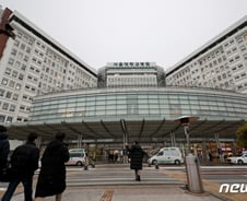 "주말동안 조치 없으면 전공의와 함께 한다"…서울의대 교수들 경고