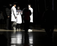 "병원 지키며 정부와 대화하자" 중재 나선 의대 교수들, 내놓은 제안은