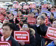 의사 2만명, 병원 비우고 거리로…검·경 '불법행위 대응' 공조