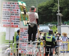 文대통령 사저, 여전한 '관광버스·확성기' 시위…주민들 "자포자기"