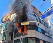 [베테랑] "범인만 잡는게 아닙니다"…불길 치솟는 빌라에 뛰어든 경찰