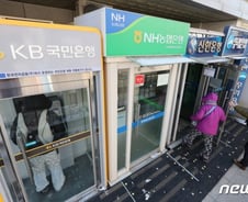 KB은행 돈빌려 KB금융주 샀다면 '수익 30%'… 日은행 따라가나