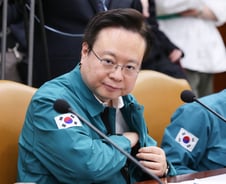 "전공의, 오늘까지 복귀" 마지노선 재확인…"대화하자" 달래기도