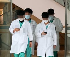 전공의 "돌아오라"는 서울대병원 vs "다치게 하지 마" 고려대병원