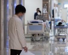 "재계약한다면 '이것' 보장받아라" 전공의 선배들의 당부