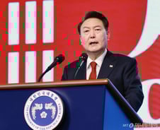 '의대 증원' 뚝심 통했나…윤 대통령 지지율, 8개월 만에 40% 육박