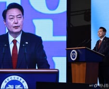 윤 대통령 지지율 41%…여당, 1년만에 오차범위밖 野 앞서