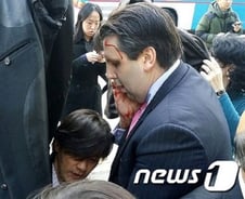 "이산가족 못 만나잖아" 달려들었다…초유의 미국대사 흉기 습격[뉴스속오늘]