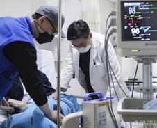 밤샘진료 버티던 응급실 의사들 "한계 도달"…그래도 전공의 감쌌다