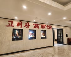 '주말만석이래' 한국손님도 받는 북한식당…공산당 찬양도[르포]