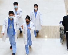 "전공의 모멸감에 공감…의료대란 원인은 정부에게" 전국 의사들 성명