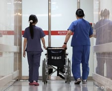 "간호사와 업무 겹쳐" PA 불법 벗어나자 병원 안팎 영역 다툼 예고