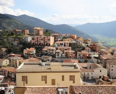 "빈집이 단돈 1400원이래" 우르르…되살아난 '이 나라' 소도시[르포]