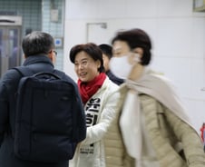 "유능한 분이라고..." 행당역 간 윤희숙 "싸우는 정치할 시간 없어요"